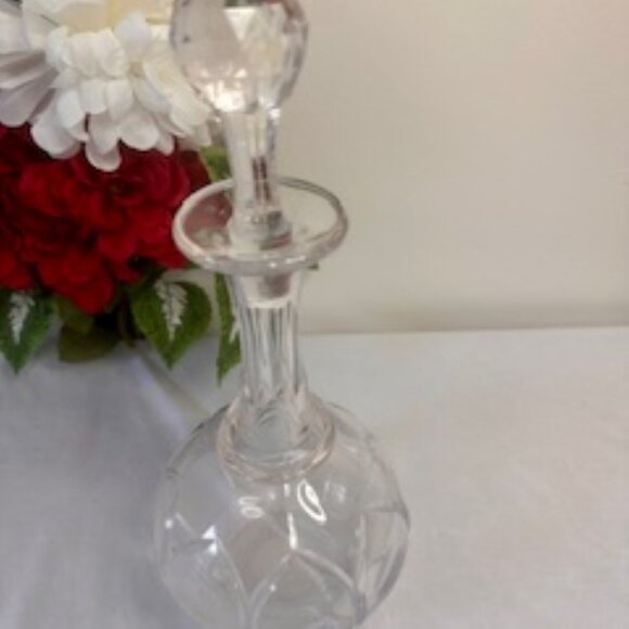 Vintage Crystal Cut Glass Decanter with Faceted Stopper Elegant Barware or Gift - Picture 2 of 5